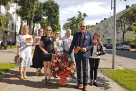 1 сотрудники с корзиной стоят