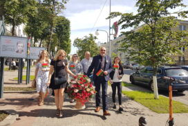 2 сотрудники с корзиной идут