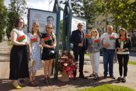 3 сотрудники на фоне аллеи 2