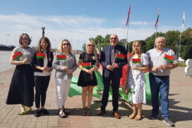 4 сотрудники на фоне площади